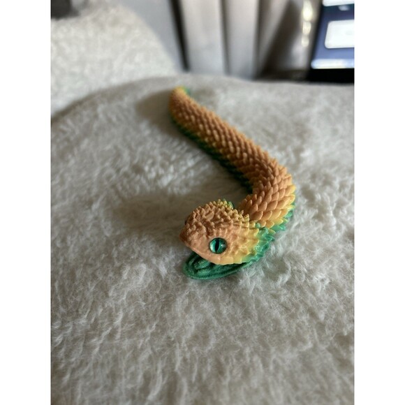 3D Printed Articulated Ombre Viper Snake. Fidget Toy. - Picture 8 of 9
